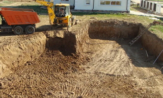 Рытье котлованов под фундамент в Саяногорске – цена от 2586 руб. за м3 | 2Землекопа-Снг
